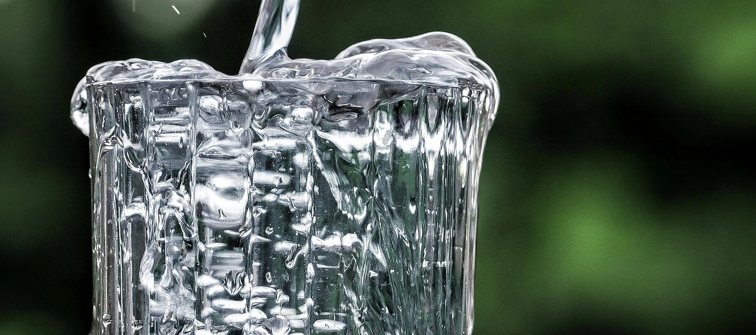 Verre rempli d’eau claire