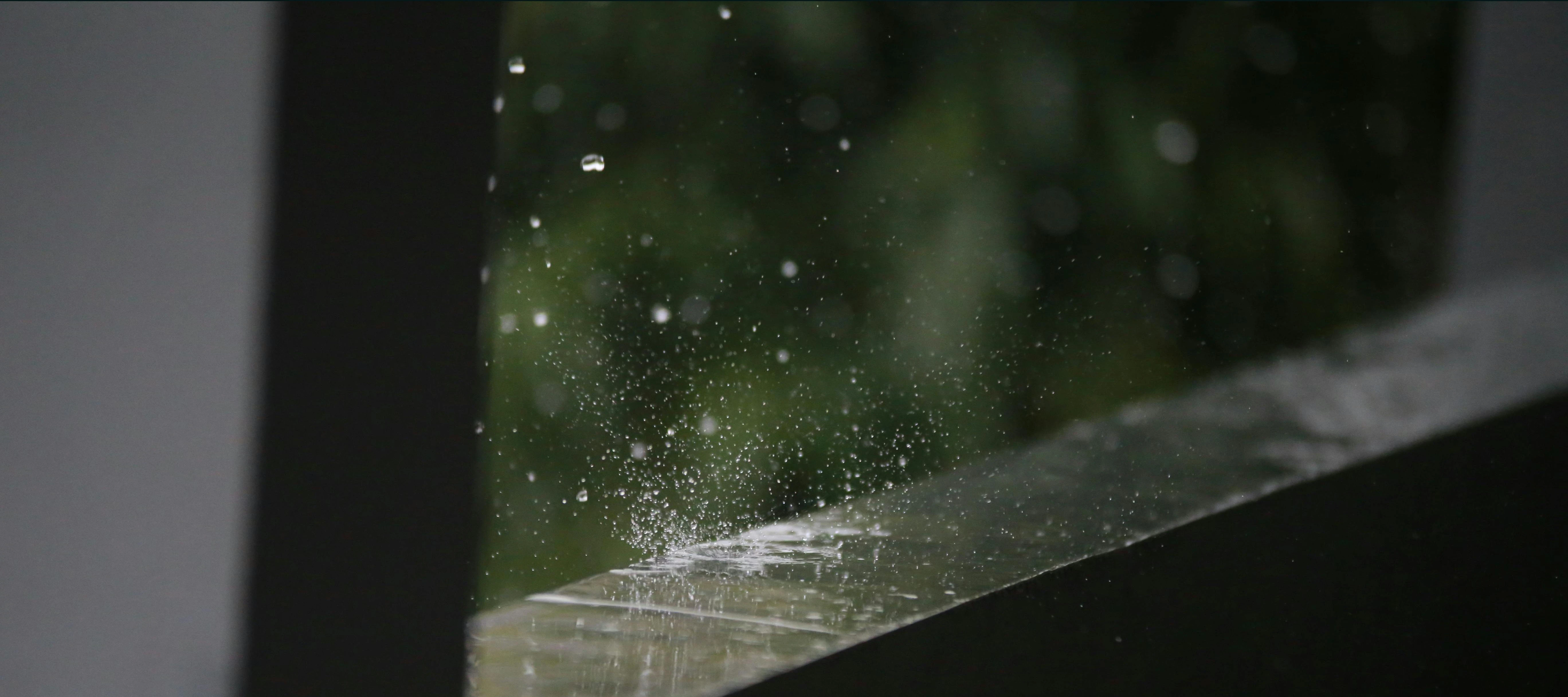 Eau de pluie tombant sur une surface extérieure