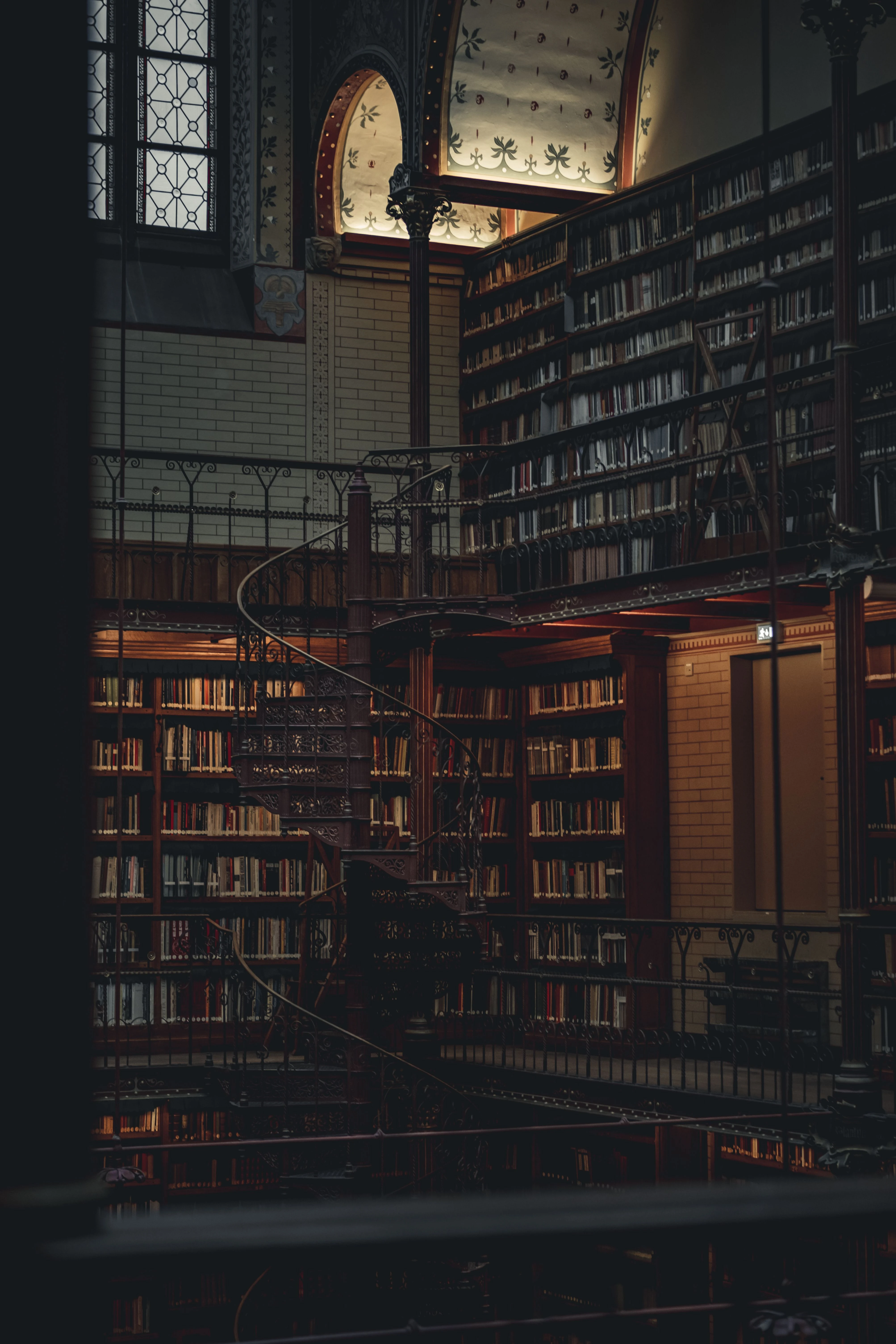 Vieux livres et bougie