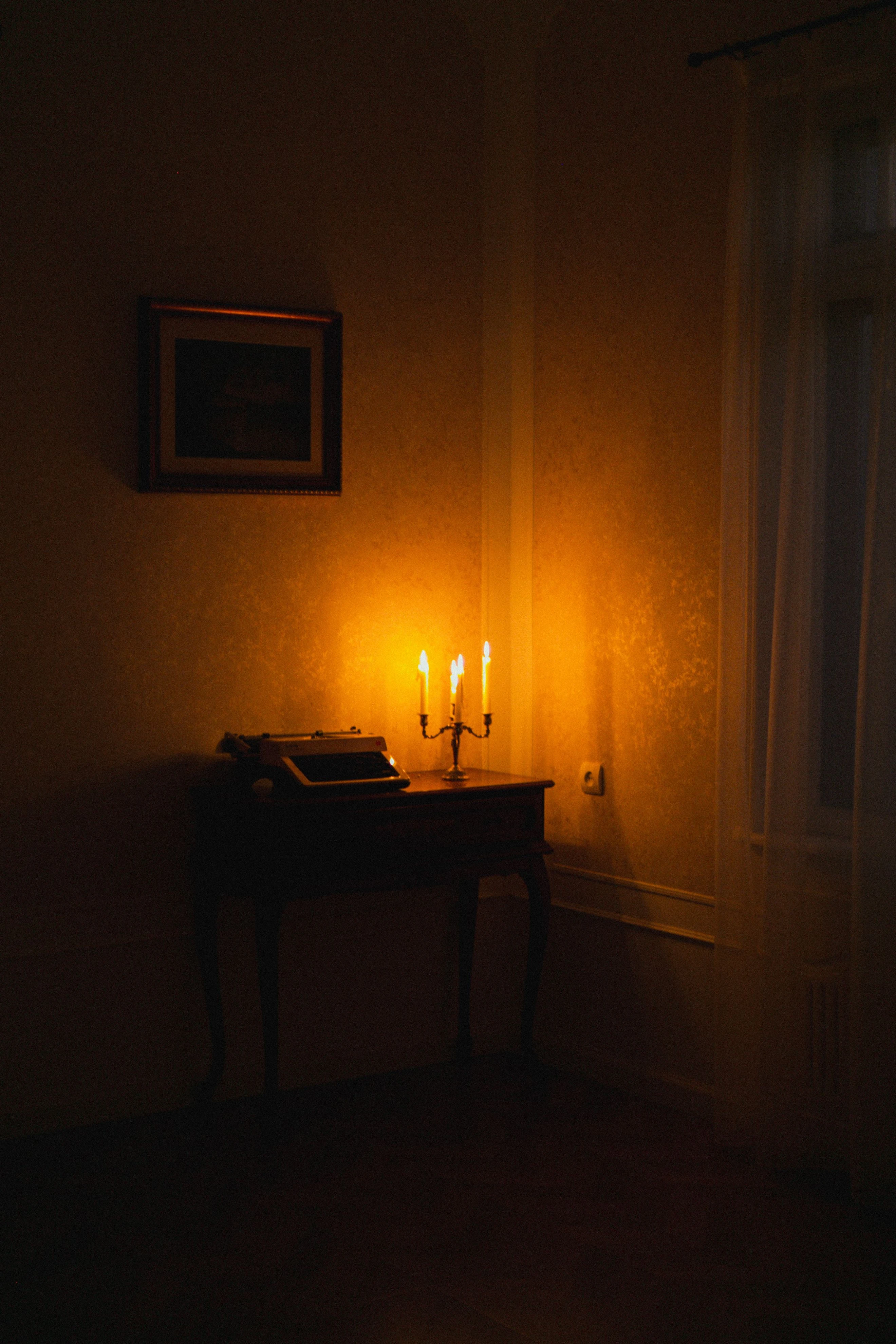 Bureau ancien avec machine à écrire éclairée à la bougie