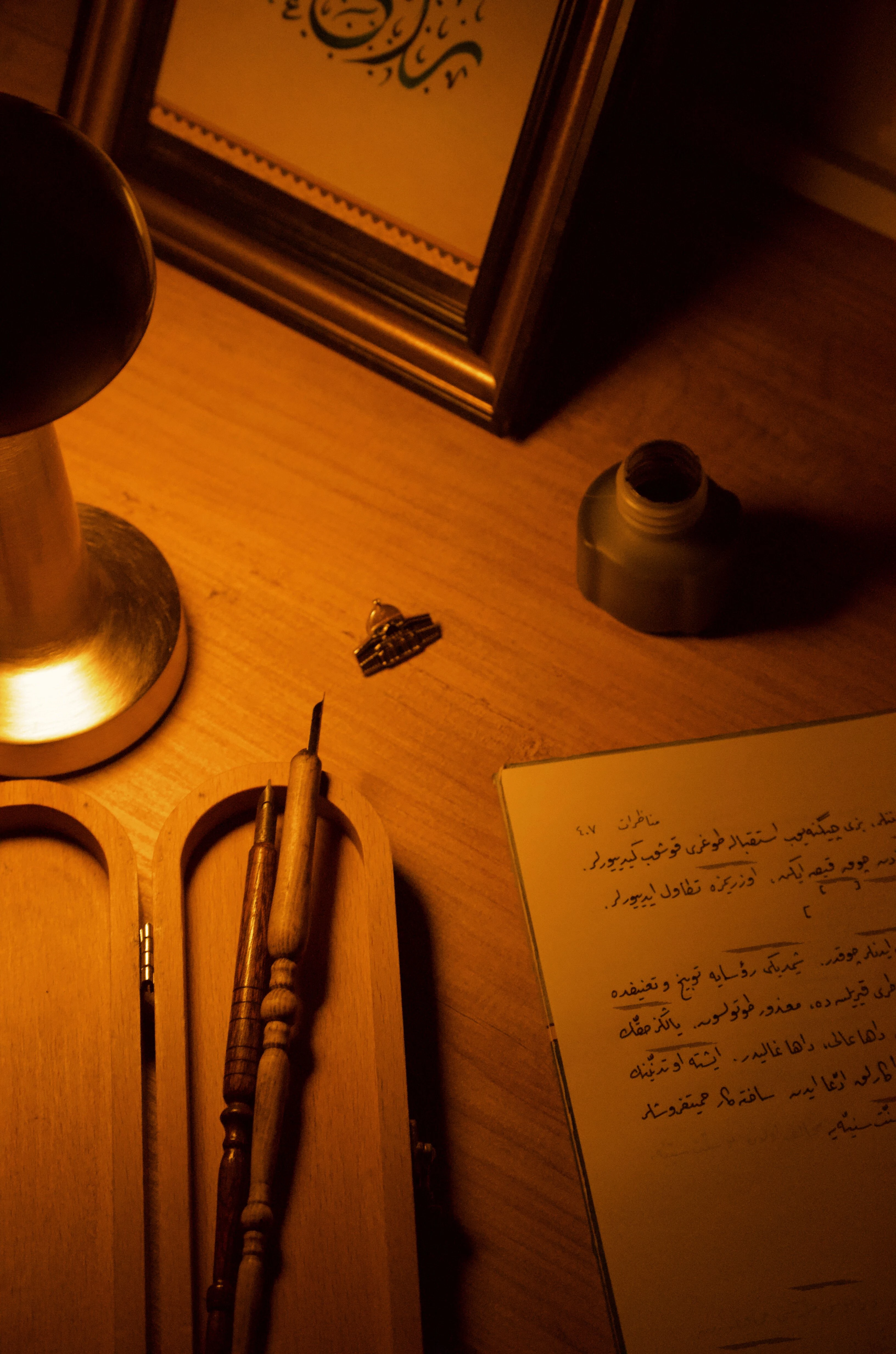 Bureau ancien avec machine à écrire éclairée à la bougie