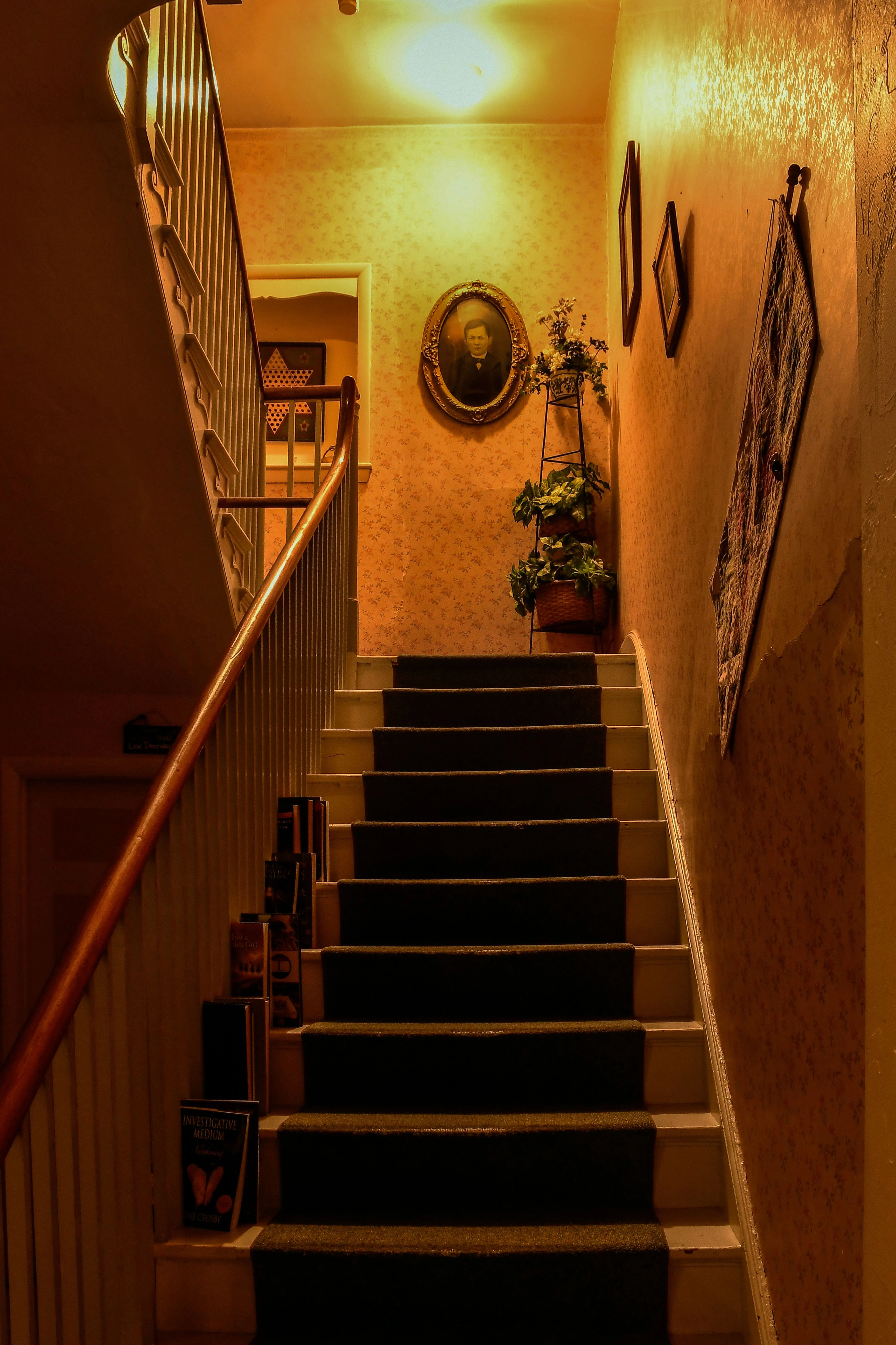 Escalier d'une maison baigné d'une lumière jaune