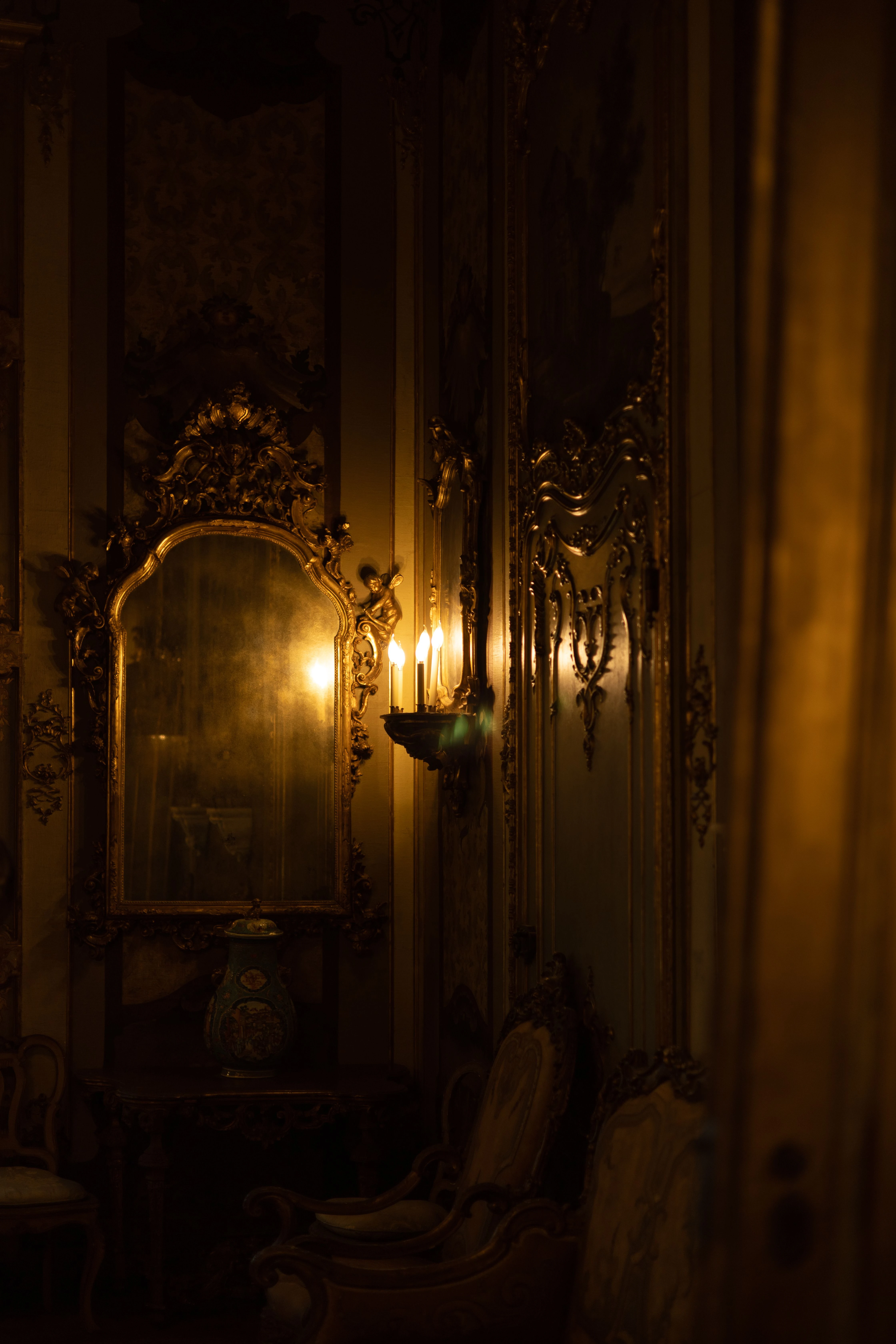 Vieu miroir face à une bougie