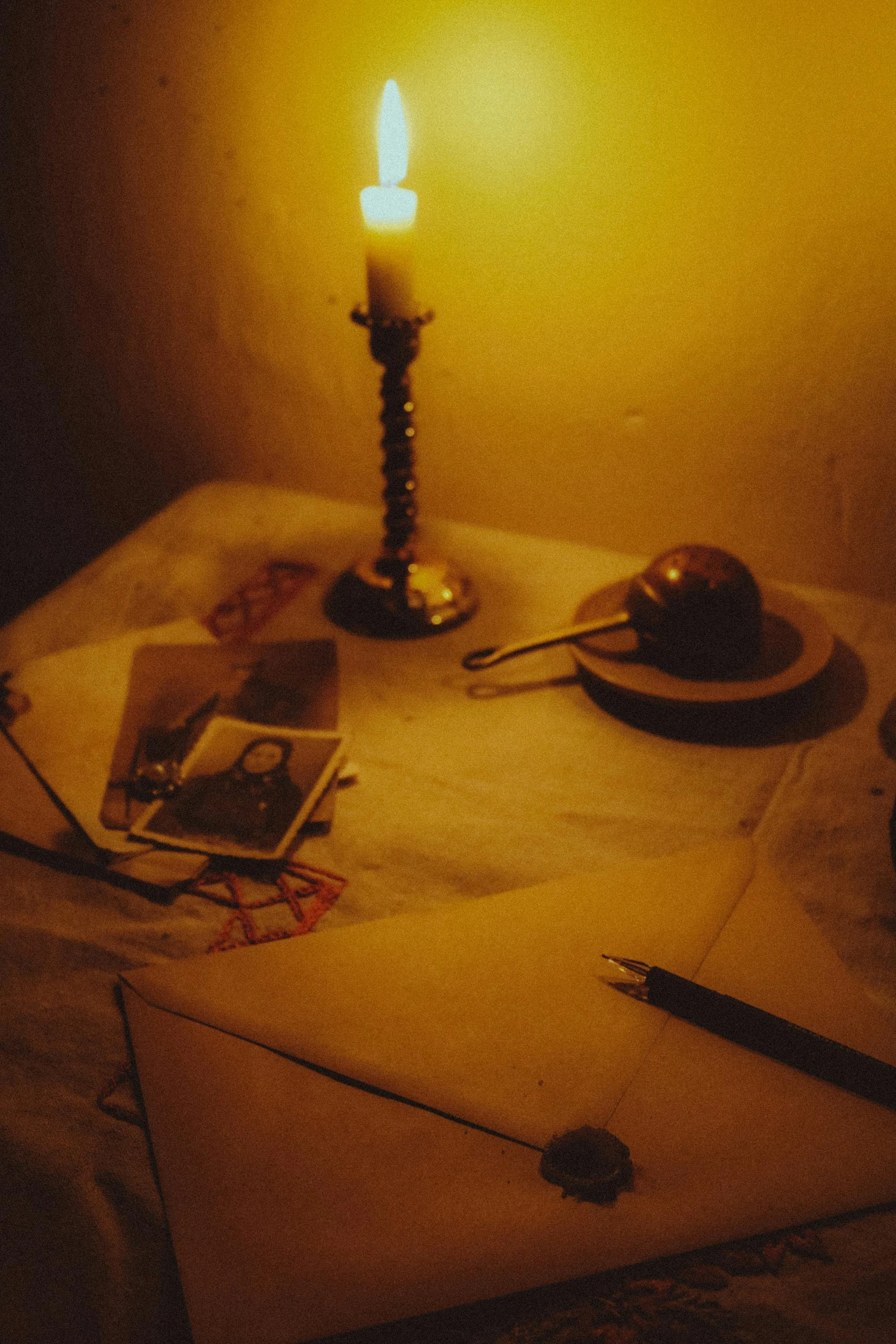 Lettre manuscrite et photos anciennes éclairées à la bougie